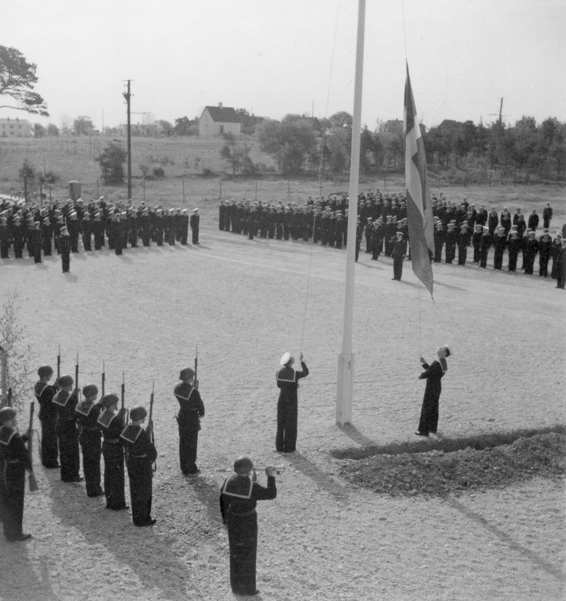 Svenska flaggans dag firas på Gotlands kustartilleriregemente, KA 3, vid Fårösund, 1938.
Flaggan hissas.