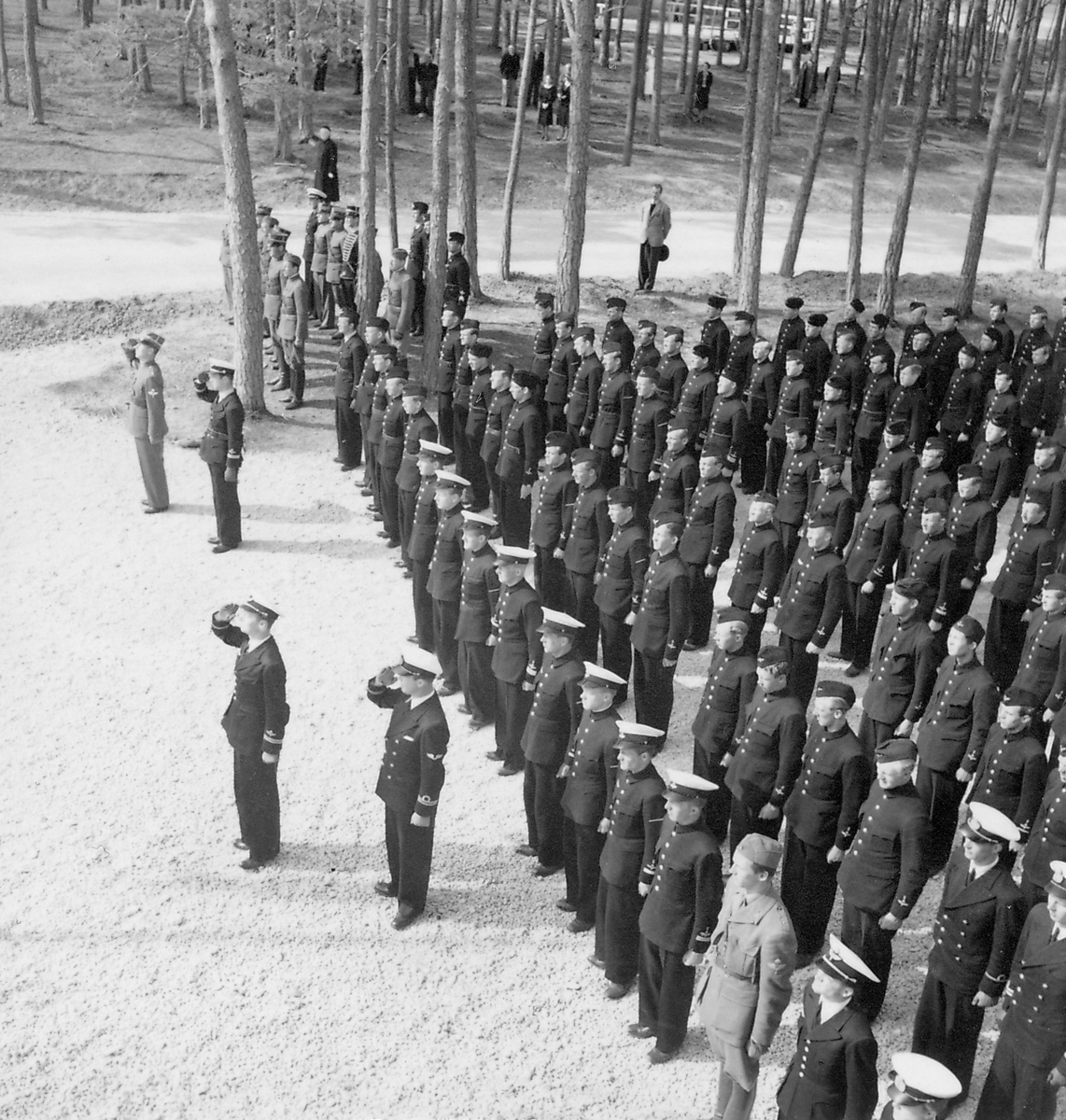 Svenska flaggans dag firas på Gotlands kustartilleriregemente, KA 3, vid Fårösund, 1938. Manskapet samlat i led, i givakt