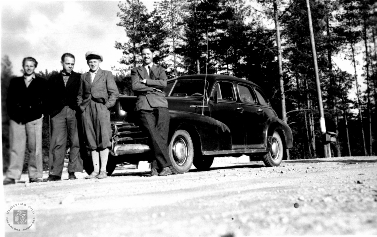 Roland, Trygsland, Skeibork og Foss ungdommer med bil, Bjelland.