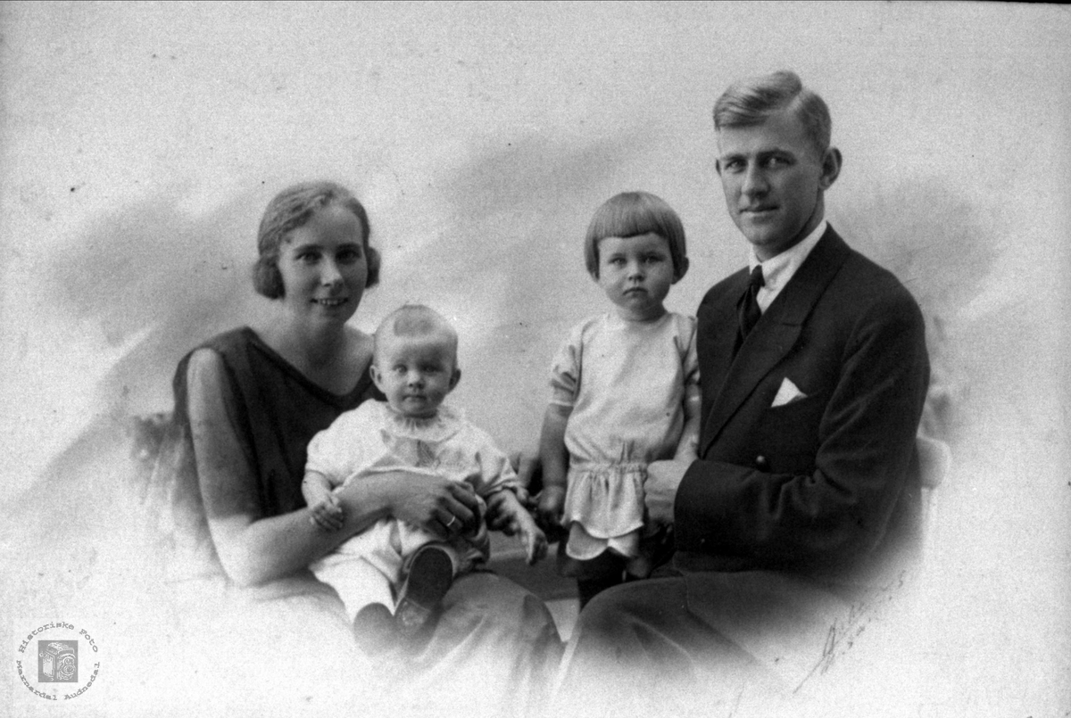 Familieportrett av ukjente muligens fra Hægeland.
