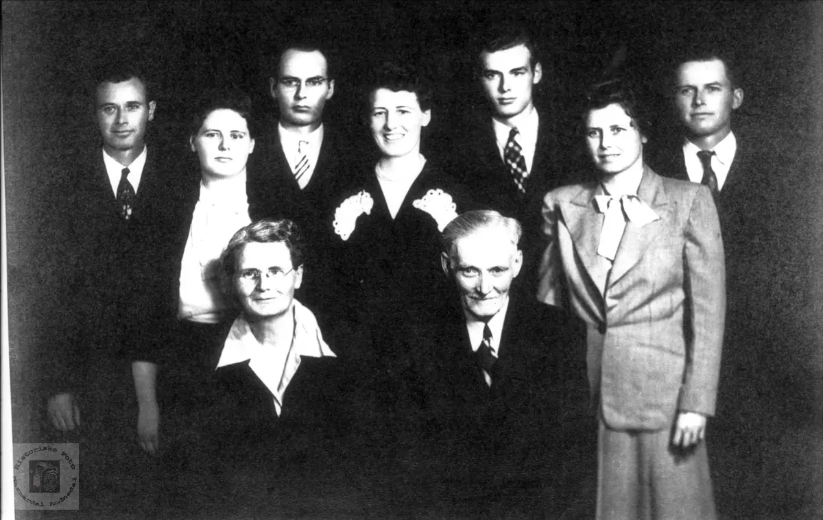 Portrett av familien Tomine og Ola A. Koland  med 7 barn.
