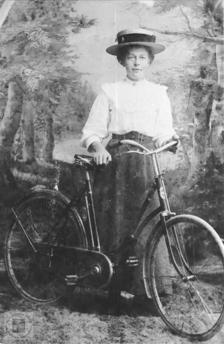Portrett med sykkel  Tomine Ellefsen, Laudal.