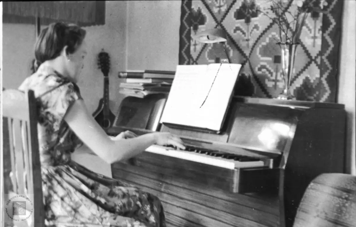 Grete Ingebjørg Skuland v/ pianoet.