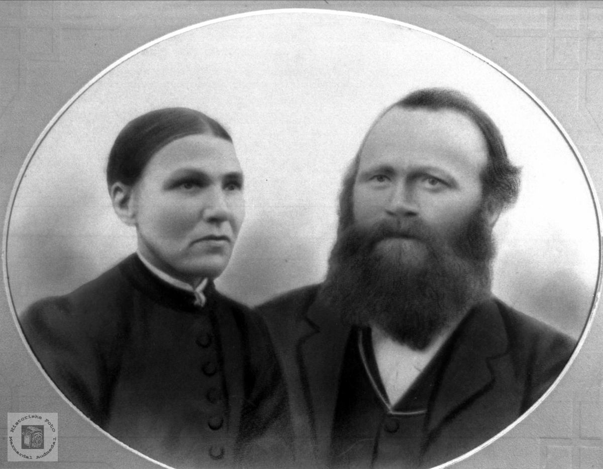 Portrett av ekteparet Berte Heddeland og Simon Usland, Øyslebø.