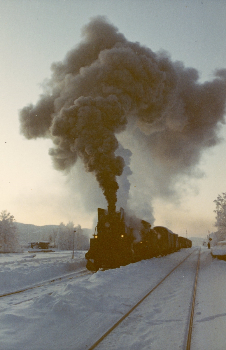 Damplokomotiv type 26c nr. 433 med godstog fra Kongsvinger til Elverum på Roverud stasjon