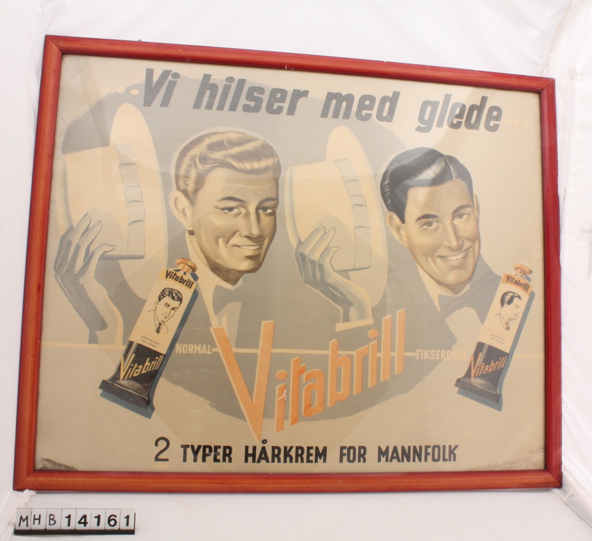 Reklameplakat i glass og ramme. Bildet har rektangulær form og rammen er av lakket tre. Plakaten er reklame for Vitabrill hårkrem, og viser to menn som løfter på hatten for å hilse.