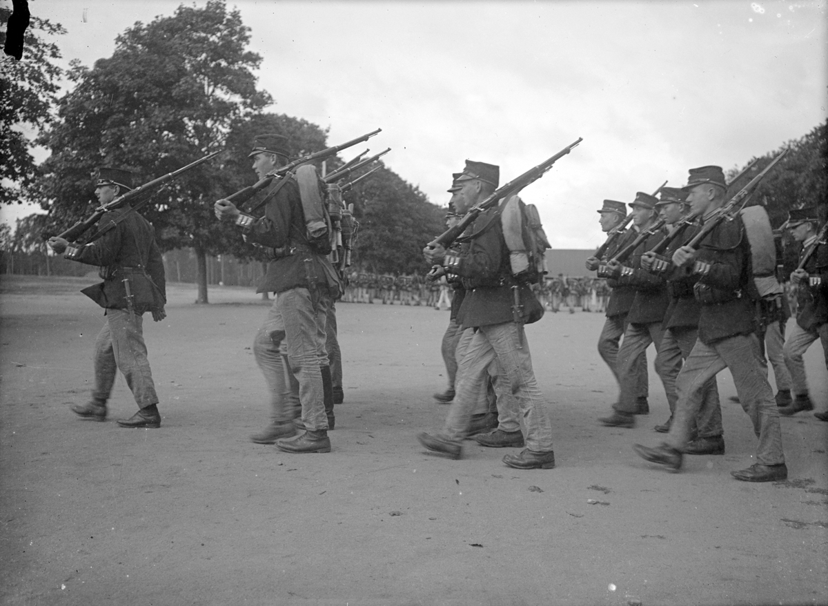 Armésoldater från I 4 och / eller I 5 regemente marscherar med packad utrustning på ryggen på exercisplanen på Malmens lägerområde.