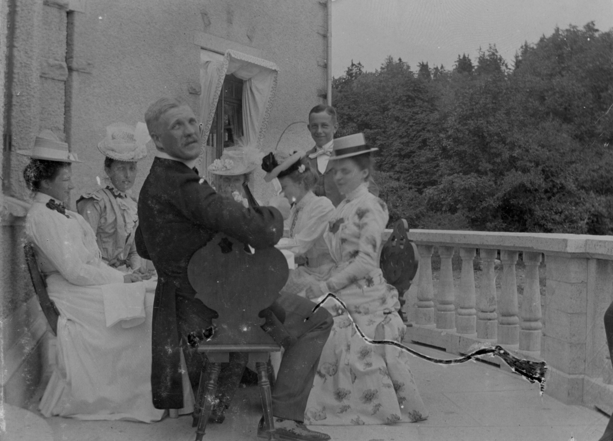 Fotoalbum Henrik Hamilton

Album med 59 bilder som har tillhört kapten Henrik Hamilton med motiv från övningar i armén, militär fälttävlan vid Karlsborgs fästning, turistbilder från Frankrike (bland annat slottet Versailles) och övriga privata foton. Från ca 1890-1910.