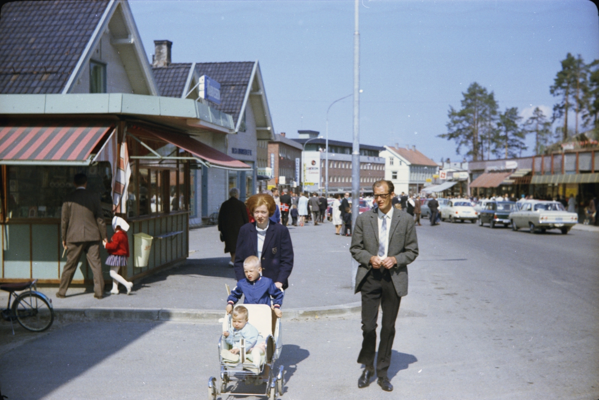 17. mai, Elverum. 1970. Mennesker på fortauet ved Narvesenkiosken i Storgata. 