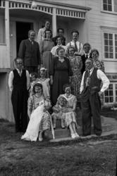 "Fra Eivind Kristofer dåpsselskap sommeren 1953. Åsmund og b