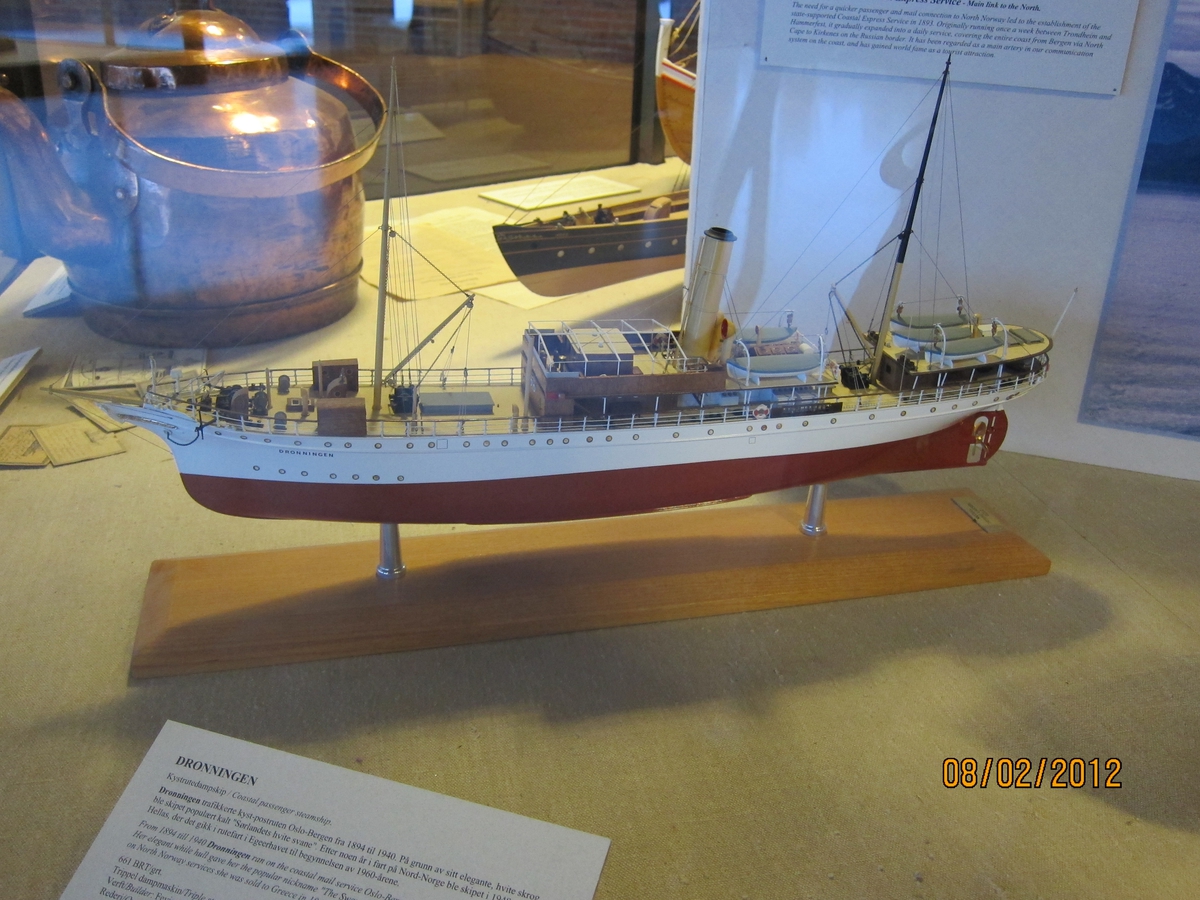 Skalamodell i 1:100 av dampskip 'Dronningen' i skala: 1:100