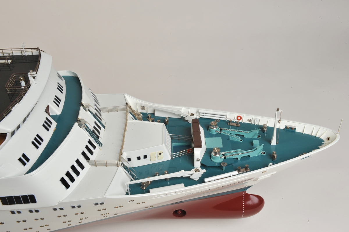 Hvitt passasjerskip med 6 livbåter på hver side, 2 av typen motorlaunche, rødt undervannsskrog, tynn grønn linje over vannlinjen, bvitt skrog, grønn skorstein med gyllen havhest.