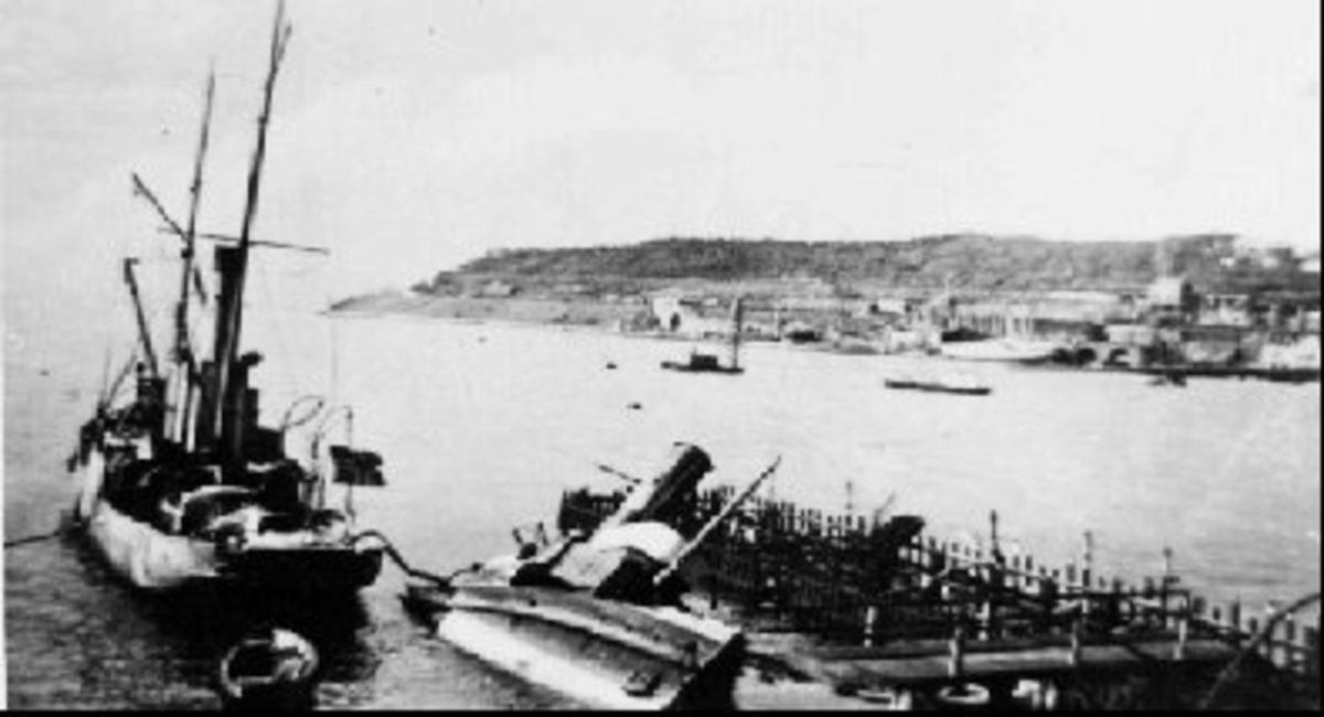 Krig, krigsskip. Narvik havn med Framnes i bakgrunnen
