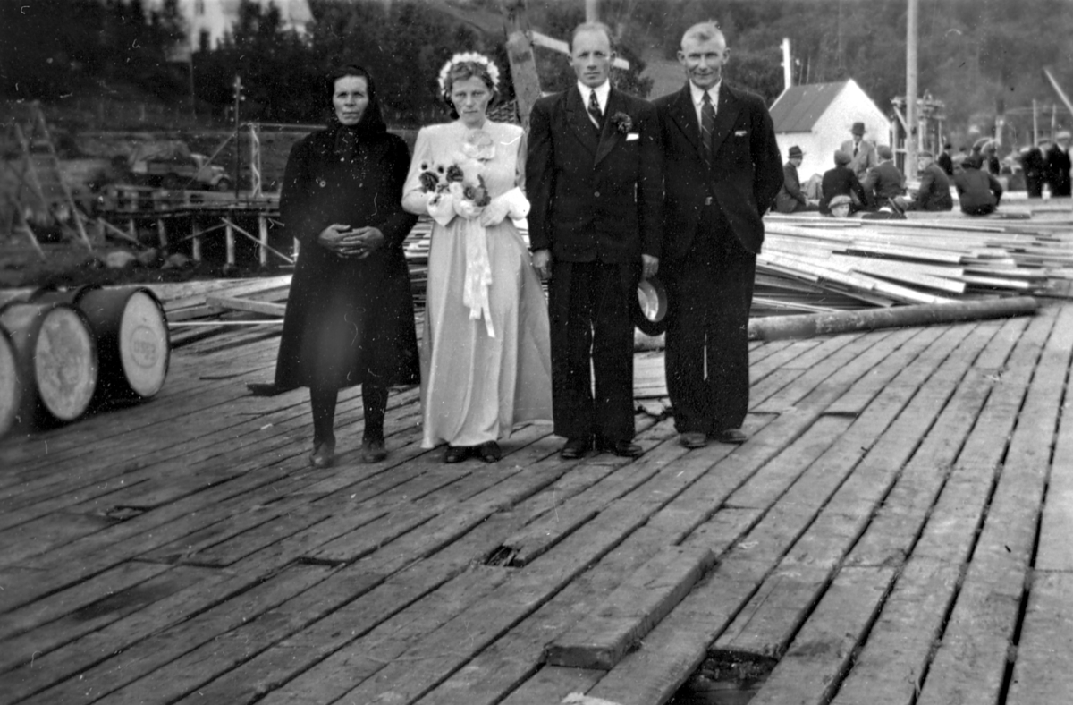Bryllupsbilde av Margit Eriksen og Erik Eriksen med brudens foreldre Johanna og Johan Pedersen. Lyngseidet.