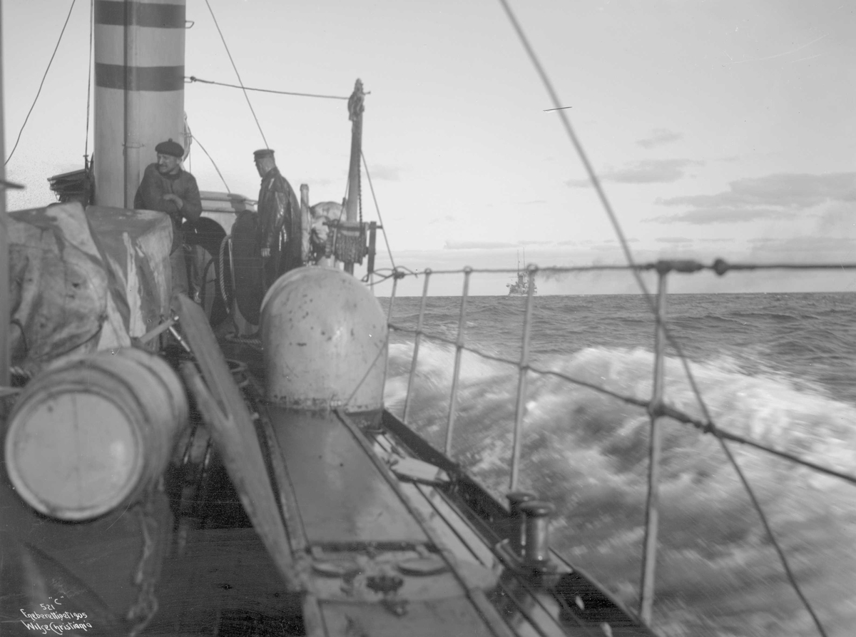 Torpedobåt Skrei (b. 1901, Karljohansvern Verft, Horten), baugparti i sjøen