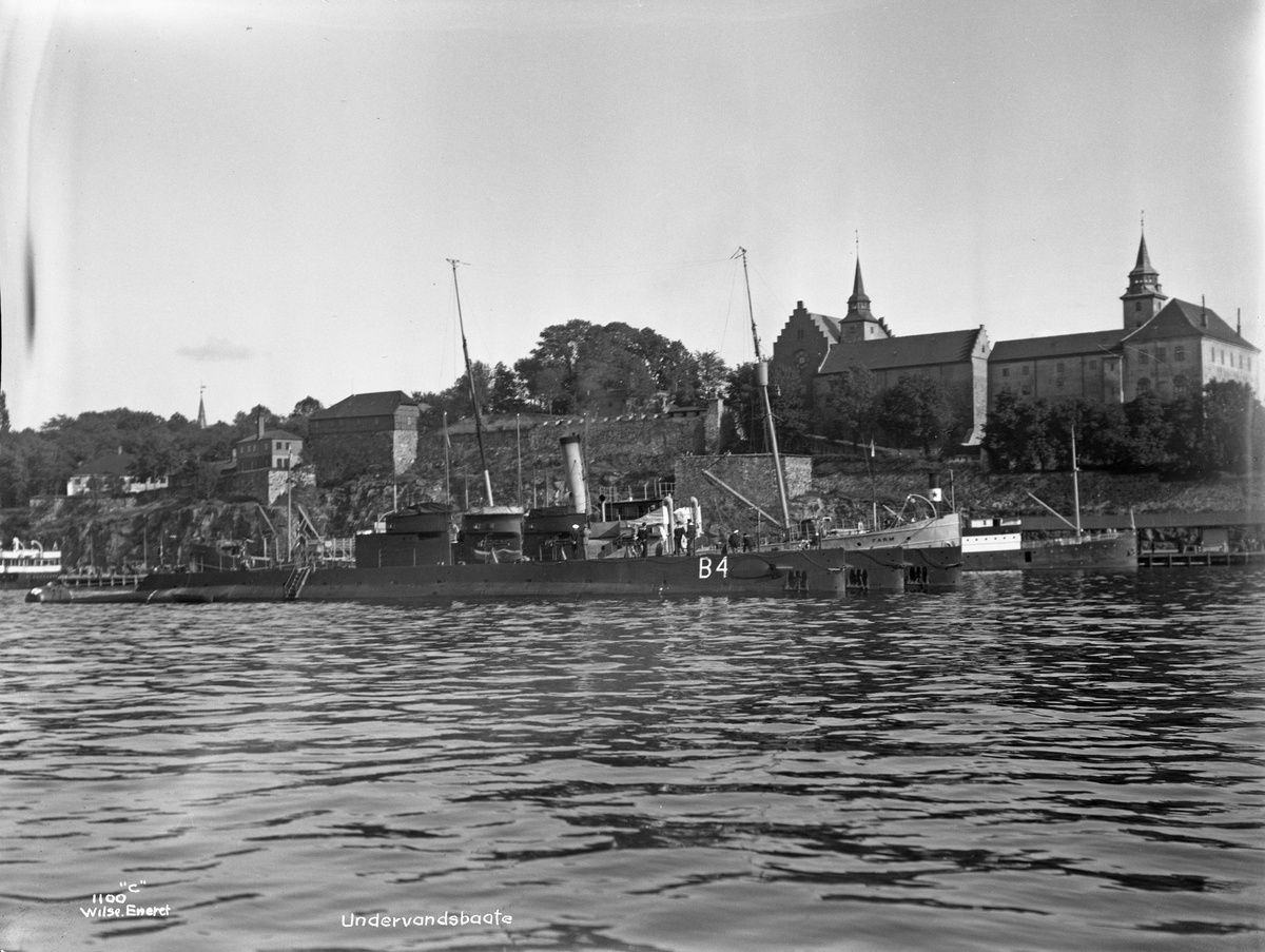 Transportskipet  'Farm'(b.1900, Stavanger støberi & dok), og undervannsbåter ved Akershuskaia.