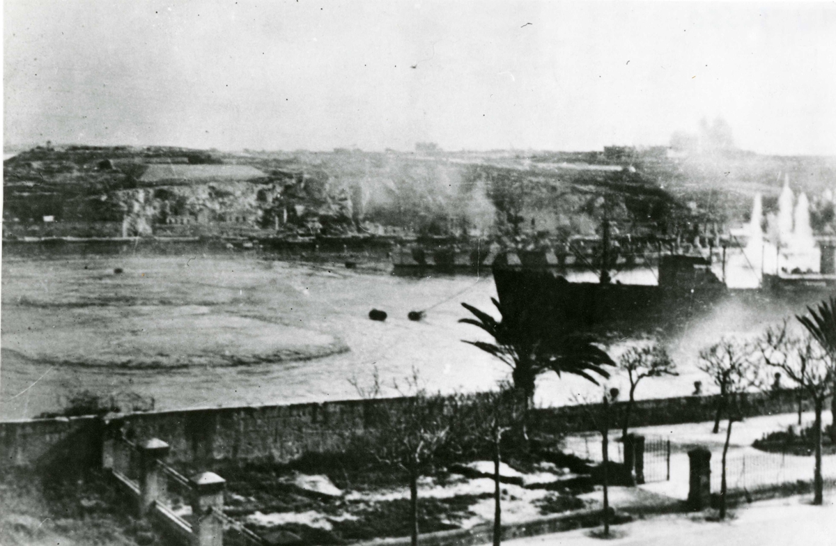 Flyangrep på Valetta, Malta. M/S Talabot (b.1936, A/B Götaverken, Göteborg)