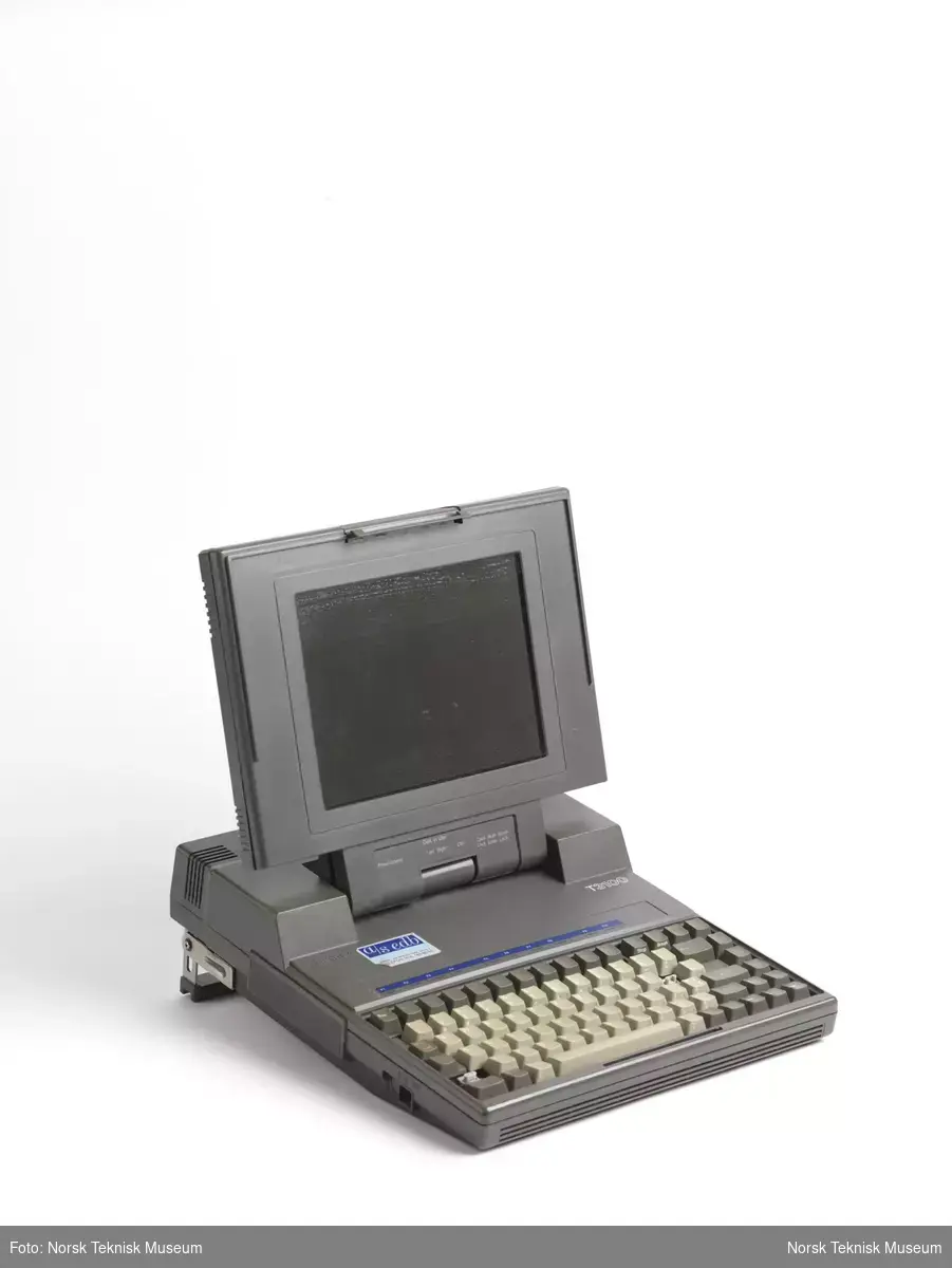 Maskinen er fullt operativ og med fungerende installert programvare. Maskinen har 655360 bytes minne (640 kb). MS- DOS versjon 5.0 (1991), Word Perfect versjon 4.2 og Microsoft Windows versjon 3.0 (1990) er installert. Harddisken er totalt på 21204992 bytes  (21 Megabytes). Prosessoren er en Intel 80286, 8 MHz med CGA grafikkort. Diskettstasjonen tar 360K 3,5 " disketter. 101 tasters tastatur. BIOS datert 07.11.1986. I tillegg følger det med mus. Det følger også med mus, bruksanvisning og bæreveske.