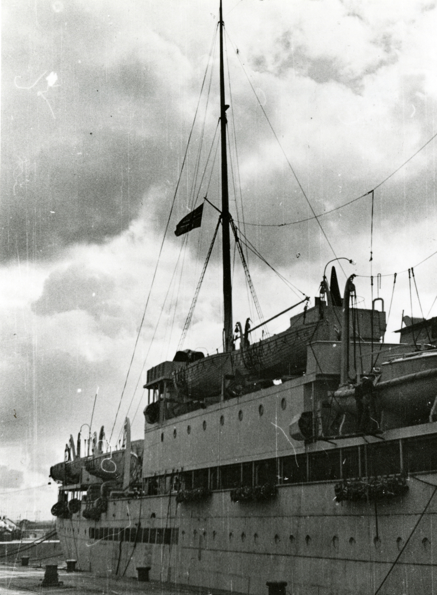 D/S Bergensfjord (b. 1913, Cammell Laird & Co. Ltd., Birkenhead) i Glasgow 1944.