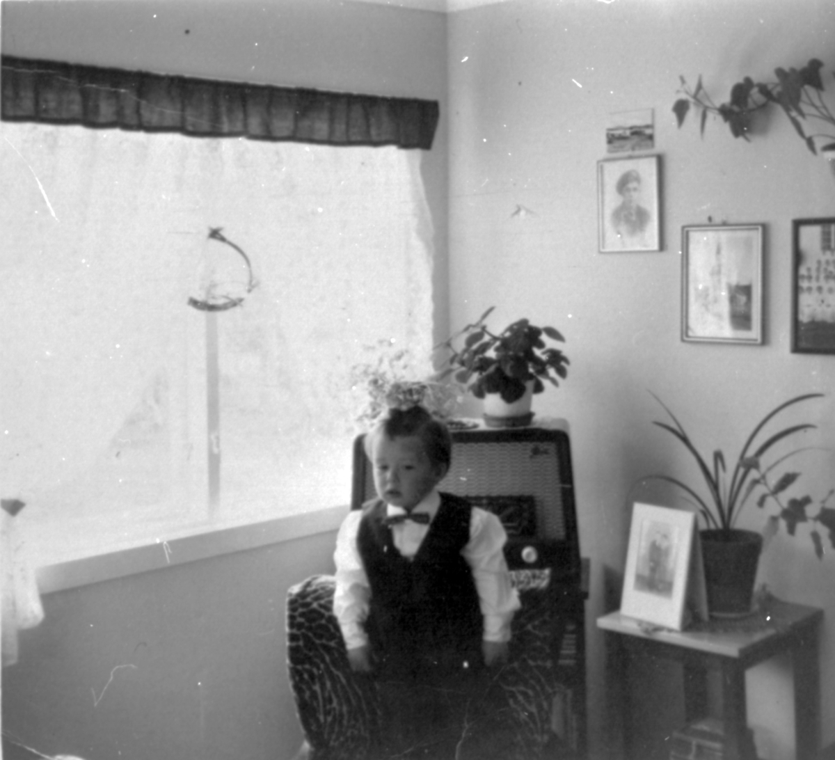 Kjetil Larsen i stua i huset på Sønnli 1965