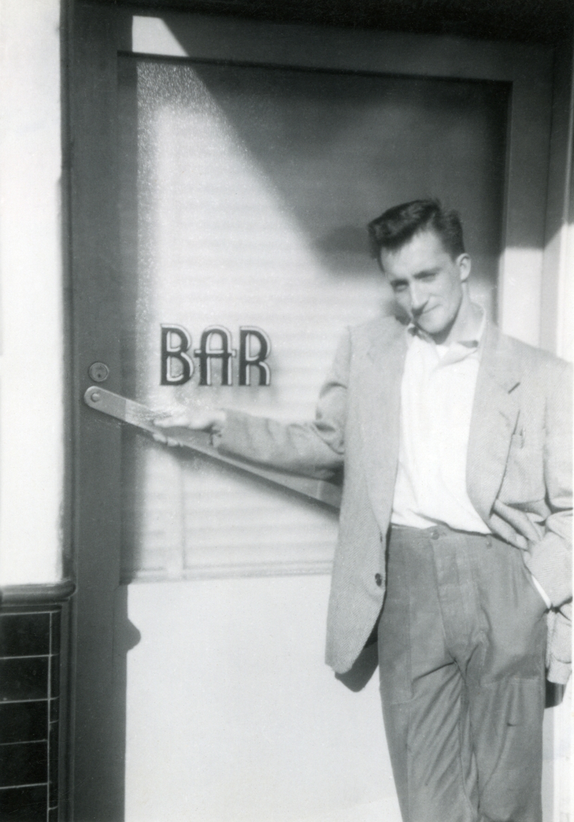Sjømann utenfor bar i Rotterdam 1956.