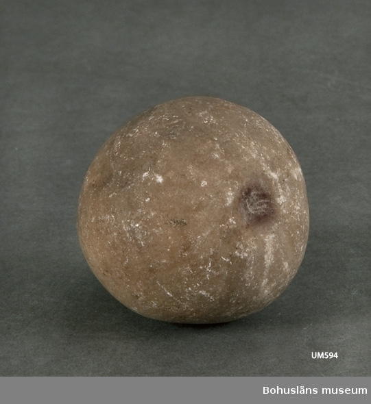 Ur handskrivna katalogen 1957-1958:
Päron av marmor.
Mått: c:a 5 x 4 cm; stjälken är avbruten vid sitt fäste. F.ö. helt.

Lappkatalog: 99