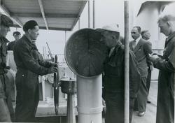 Menn på dekk på cargolineren M/S Burrard, B/N 508 under prøv