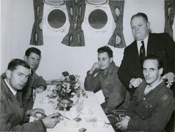 Arbeidere rundt bordet under prøvetur med lasteskipet M/S Br