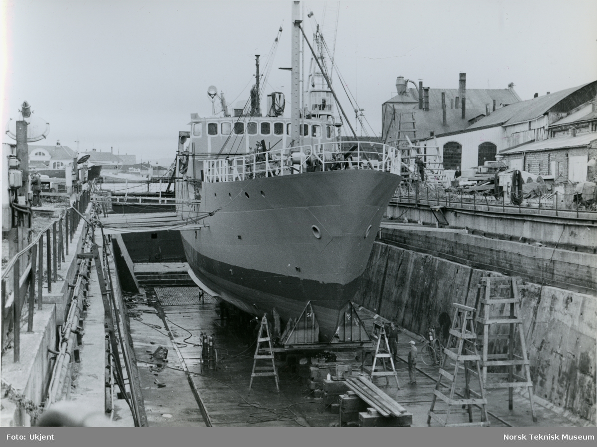 Hekktråleren/linebåten M/S Thue Jr., B/N 552 under bygging i tørrdokk på TMV 8. august 1964. Skipet ble levert 29. august 1964 av Trondhjems Mek. Verksted og Akers Mek. Verksted til Henrik Thue.