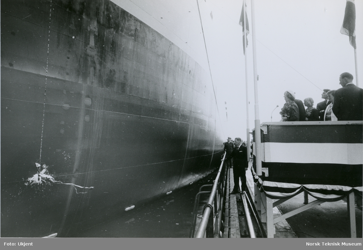 Dåp og sjøsetting av tankeren M/S Gimle, B/N 554 på Stord Verft. Skipet ble levert 12. mars 1965 av Stord Verft og Akers Mek. Verksted til Skibs A/S Gylfe v/Eivind Evensen.