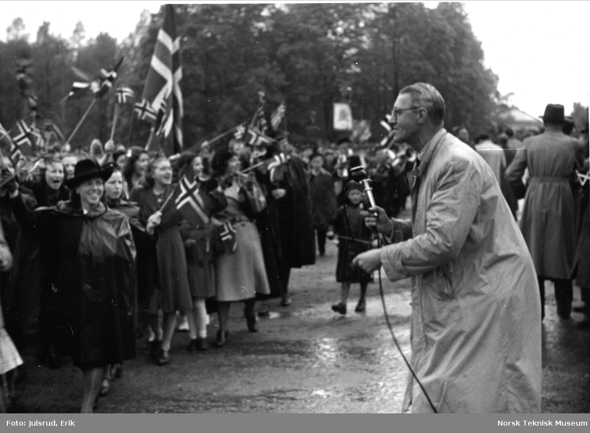 NRK's Sven Jerring i aktivitet med mikrofonen blandt folk på slottsplassen 17 mai 1945