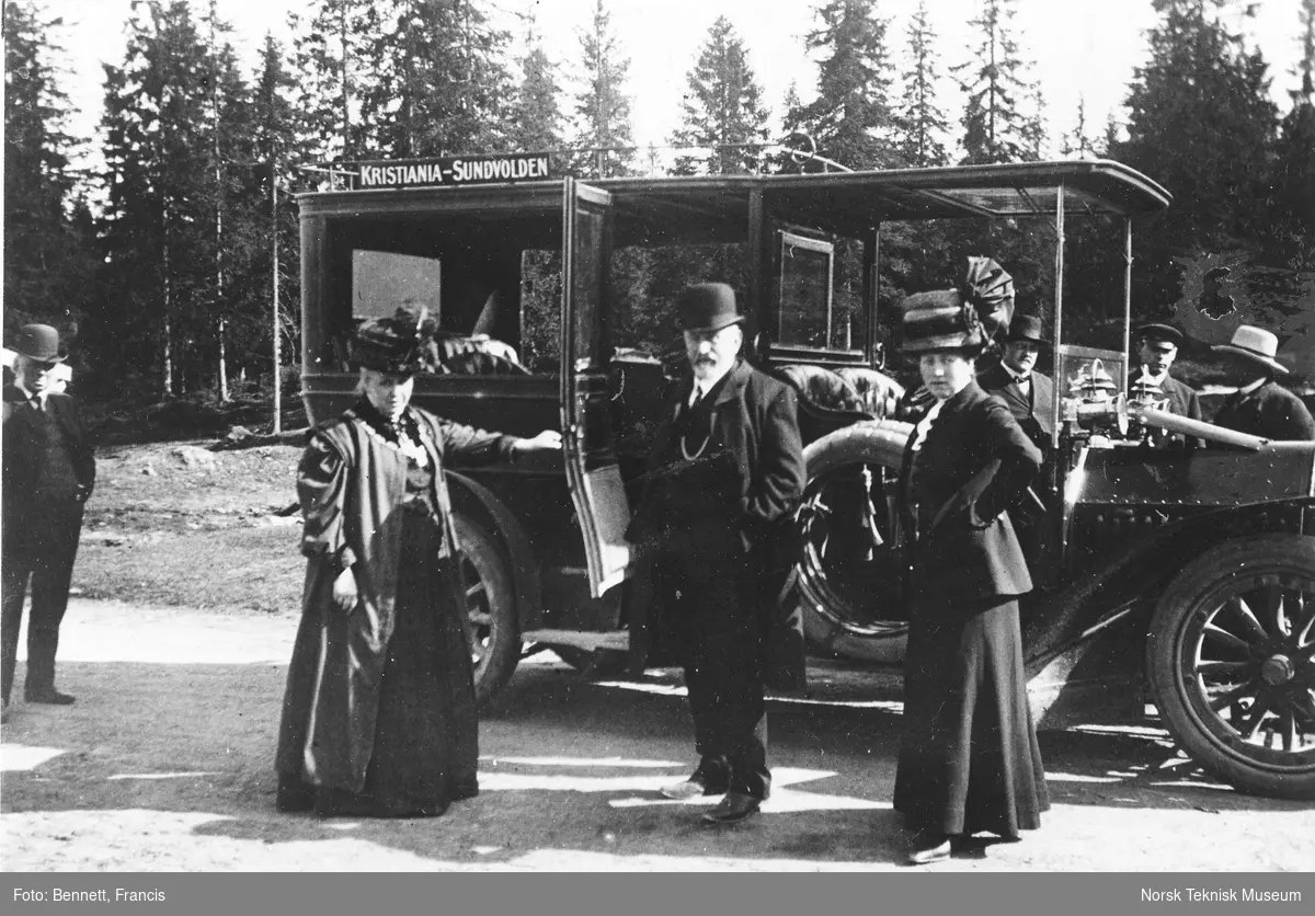 Prøvetur med den første rutebilen mellom Kristiania og Sundvolden ved ankomst Sundvolden : rutebilen er muligens en Fiat ca. 1920-modell