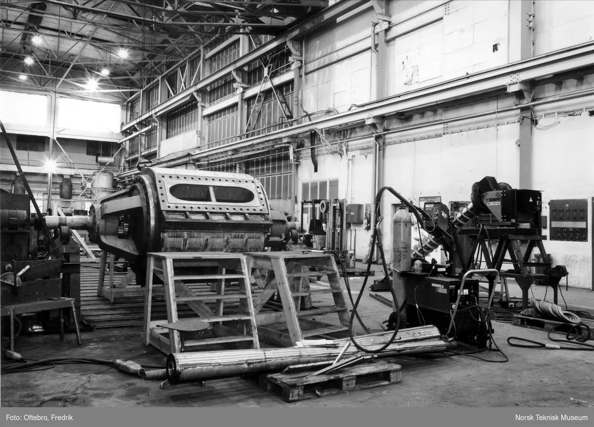 Det store plateverkstedet ved Myrens verksted på siste arbeidsdag før nedleggelsen 25.03.1988. Til høyre sveisestand for presseskruer