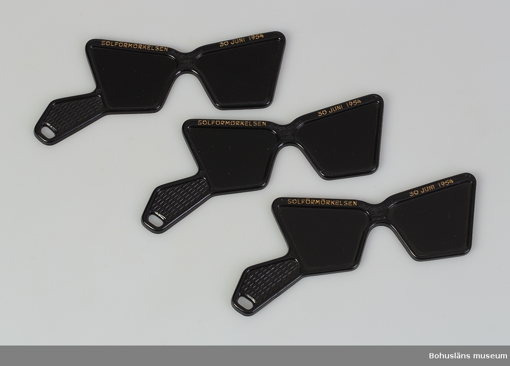Skyddsglasögon tillverkade vid Husqvarna Borstfabrik inför solförmörkelsen den 30 juni 1954. Nästan helt ogenomskinlig svart plast har använts i produkten.
Föremålen märkta UM19507:1, UM19507:2 och UM19507:3