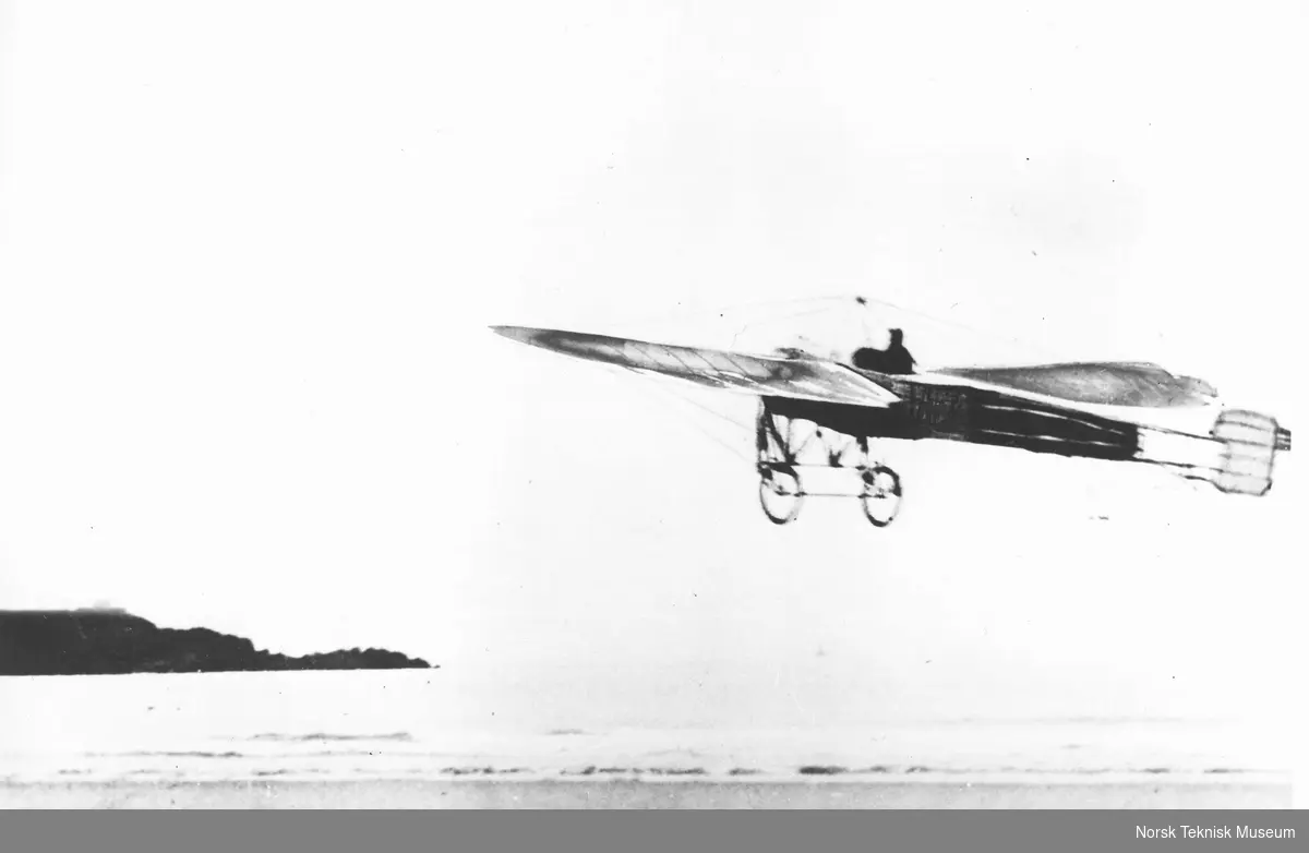 Tryggve Gran starter med sitt fly "Nordsjøen" fra Cruden Bay : flyet, Blériot XI, hadde en fransk Gnome roterende stjernemotor på 80 hk