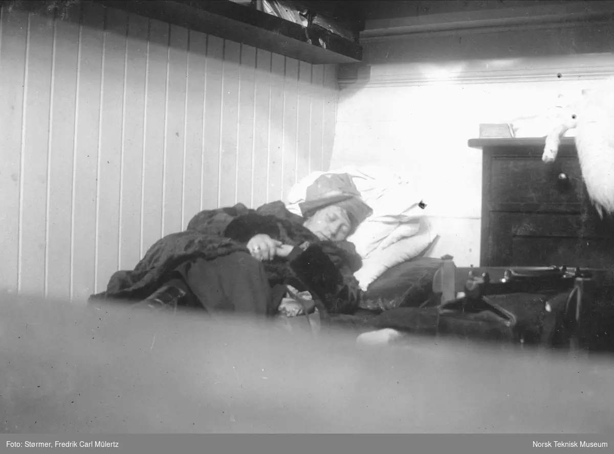 Fru Krogness på utflukt med den geofysiske kommisjon om bord i forskningsfartøyet "Armauer Hansen", Tromsøsundet, 1920.