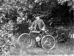 Albert Hiorth med motorsykkel