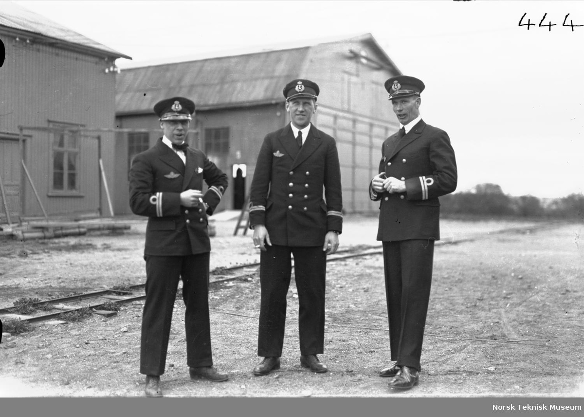 Marinens Flyvevesens offiserer. Fra venstre: Løytnant Brun, Styhr og Eliassen