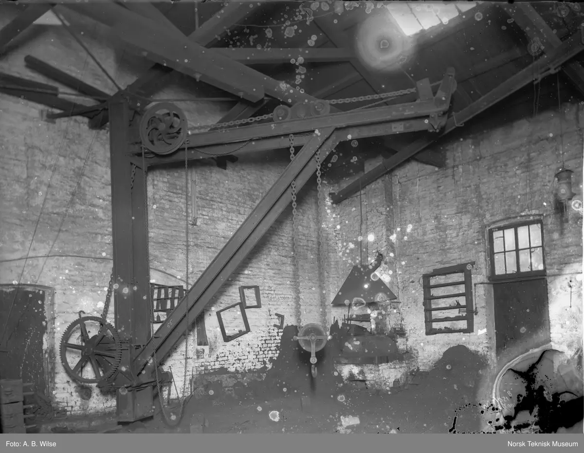 Kran på Thunes Mekaniske Værksted på Skøyen i Oslo. Bilde merket med 1021 B Wilse Xania.