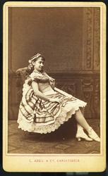 Portrett av ung jente i kostyme