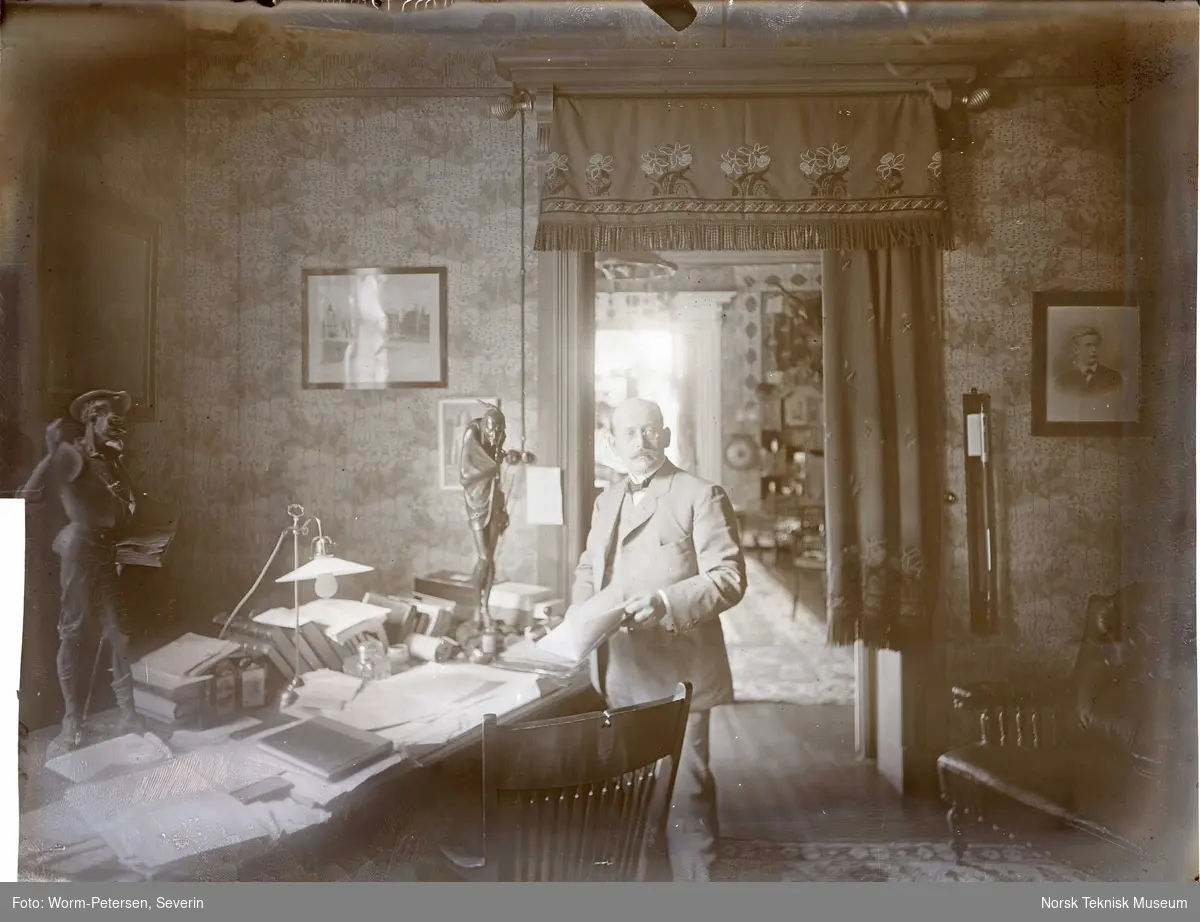 Kristian Birkeland ved sitt skrivebord hjemme i Inkognitogaten