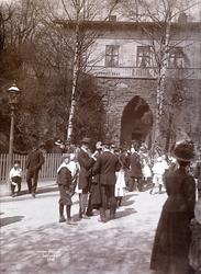 Wergelandsgrotten, sett fra Wegelandsveien med tilskuere