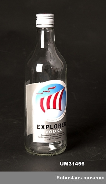 Vodkaflaska Explorer. Konisk flaska i klart glas med två pappersetiketter,  förslutning med grå skruvkork med ett råsegel. 37,5 %VOL. 700 ml. Flaskan är tom. 
På etiketten ett  fyllt röd- och vitrandigt vikingatida råsegel mot blå bakgrund, en röd fladdrande vimpel med omramande texten:
"KORSADE ATLANTEN 1958 OCH TOG SVERIGE MED STORM 1961" samt
EXPLORER
VODKA
En ren kvalitetsprodukt destillerad från
hundra procent utvalt vete av högsta kvalitet.
37,5 %VOL 700 ML
På baksida etikett med färgfoto på drinken 
EXPLORER ALLAN och hänvisning till
www.explorervodka.com för ytterligare recept.
 
Flaskan visades i utställningen Vin, sprit och riktiga karlar på Bohusläns museum sommaren 2009. Genom att dricka Explorer signalerar man att man dricker för att bli full. 
Flaskan är funnen bakom museet. Problemen med missbrukare som uppehåller sig runt museet är ett eskalerande problem som pågått länge.