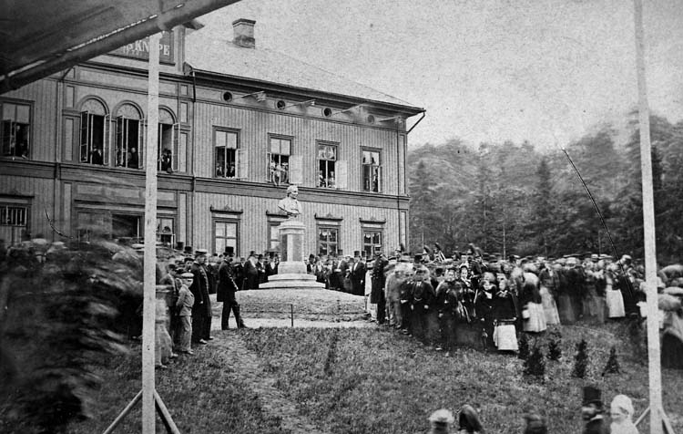 Högtidlig invigning av Anders Knape Hanssons byst den 17 juni 1879 framför gamla barnhusbyggnaden på Gustafsberg, Uddevalla