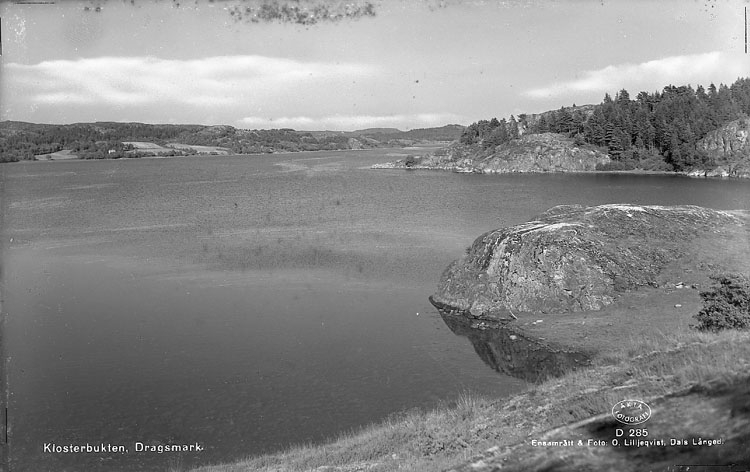 Enligt AB Flygtrafik Bengtsfors: "Dragsmark sjön Bohuslän".
Enligt text på fotot: "Klosterbukten Dragsmark".