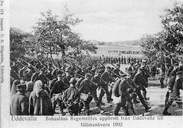 Uddevalla.
Bohusläns Regementes uppbrott från Uddevalla till
fältmanövern 1902.
No. 172 Imp. C. R. Högström, Uddevalla.