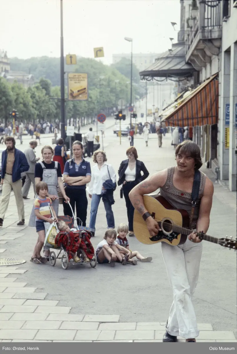 Gatemusikant på Karl Johan. - Oslo Museum / DigitaltMuseum