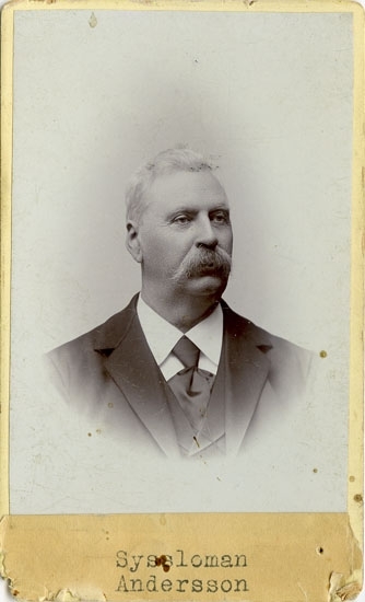 Text på kortets baksida: "B Andersson. Syssloman. F. 1839 d 1916. S. F. 1889-1902".
