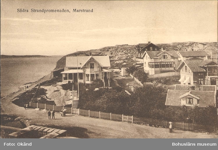 Tryckt text på kortet: "Marstrand. Södra Strandpromenaden."

