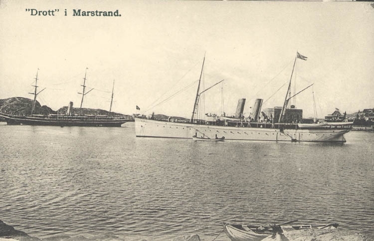 Tryckt text på kortet: "Drott" i Marstrand. " 



